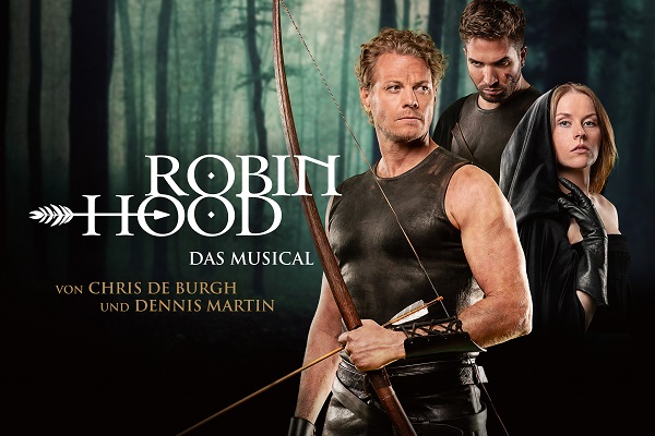 Keyvisual Musicalplakat Robin Hood - Protagonist mit Pfeil & Bogen steht vor zwei weiteren Schauspielern im Hintergrund Wald