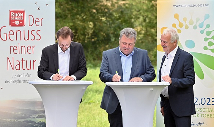 Christian Schindel, Ullrich Schmitt und Marcus Schlag bei der Vertragsunterschrift Sponsoring Rhönsprudel