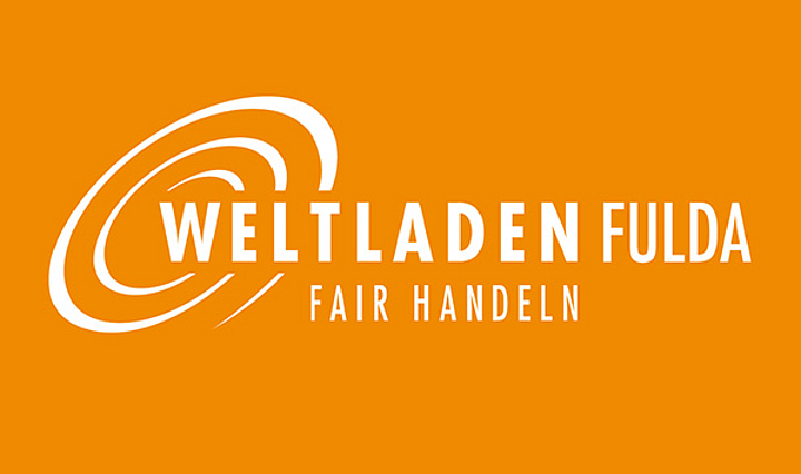 Logo des Weltladen Fulda mit einer weißen Spirale auf orangenem Grund. Text: "Weltladen Fulda - fair handeln"