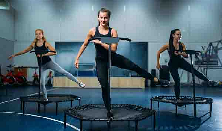 drei Frauen auf Trampolinen beim Jumping Fitness