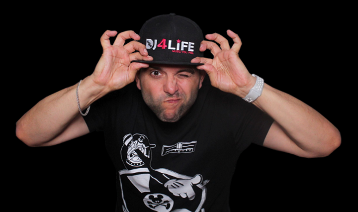 Portraitfoto von DJ4Life mit Schildkappe vor schwarzem Hintergrund