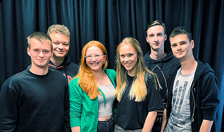Schülerband Musikschule Mollenhauer Recap, sechs Jugendliche vor einem dunklen Vorhang 