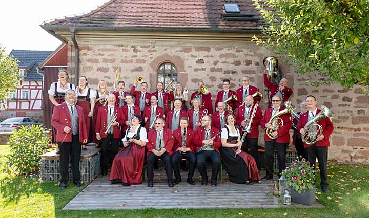 Gruppenbild des Musikvereins Mittelrode in Vereinstracht