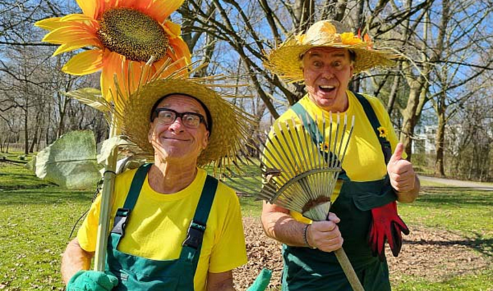 Zwei Personen im Gärtnerkostüm mit Sonnenblume und Rechen - Walkact Pico Bellos lustige Gärtner
