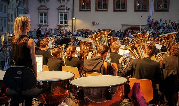 Blasorchesterkonzert eines Orchesters mit Blick aufs Publikum