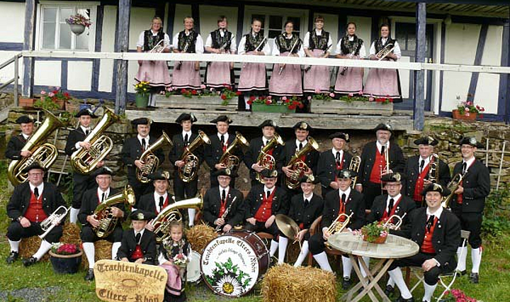Gruppenfoto von Mitgliedern der Trachtenkapelle Elters mit Instrumenten