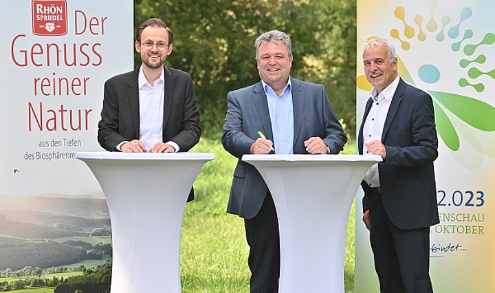 Christian Schindel, Ullrich Schmitt und Marcus Schlag bei der Vertragsunterschrift Sponsoring RhönSprudel