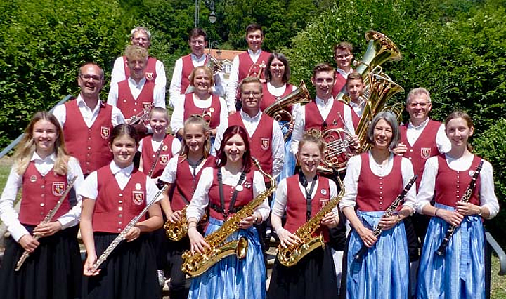 Gruppenbild der Leichtersbacher Musikanten in Vereinstracht mit ihren Instrumenten