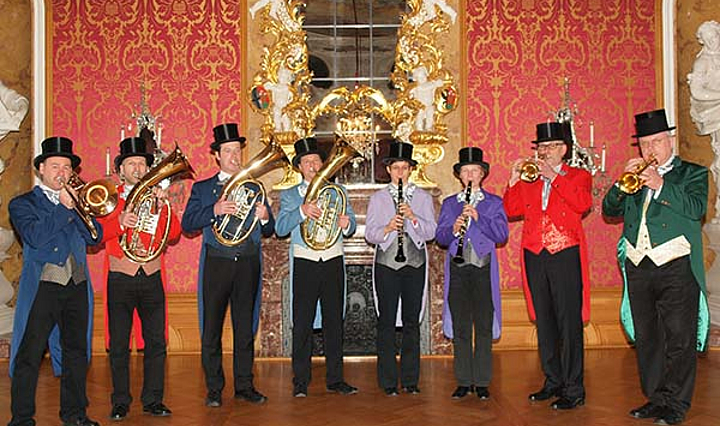Gruppe der Fuldaer Stadtmusikanten im Frack mit Blasinstrumenten im Stadtschloss Fulda