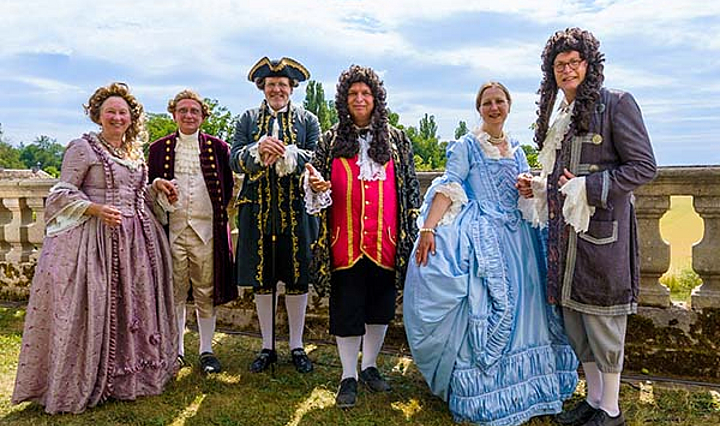 die sechs Akteure des Menuettensembles in Barocken Kostümen
