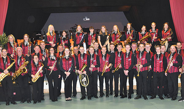 Der Musikverein Cäcilia Poppenhausen in Vereinstracht mit Instrumenten