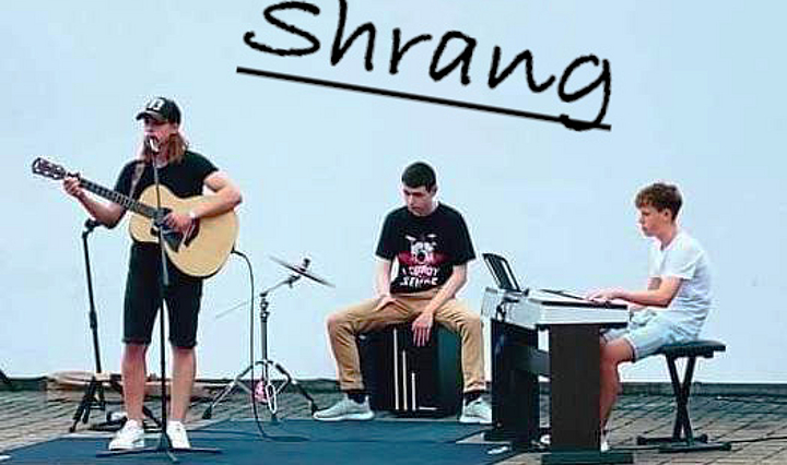 Band Shrang der Musikschule mit Gitarrist, Percussionist und Keyboarder