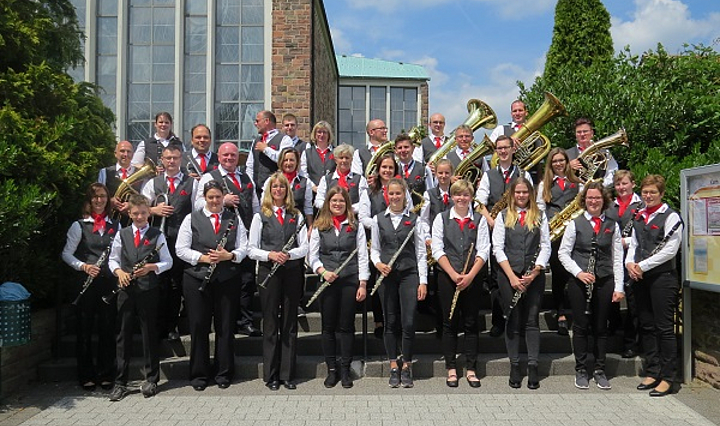 Gruppenbild der Mitglieder des Musikverein Petersberg in Vereinstracht und mit Instrumenten