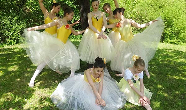 Mädchen in gelben Ballettkostümen in der Natur