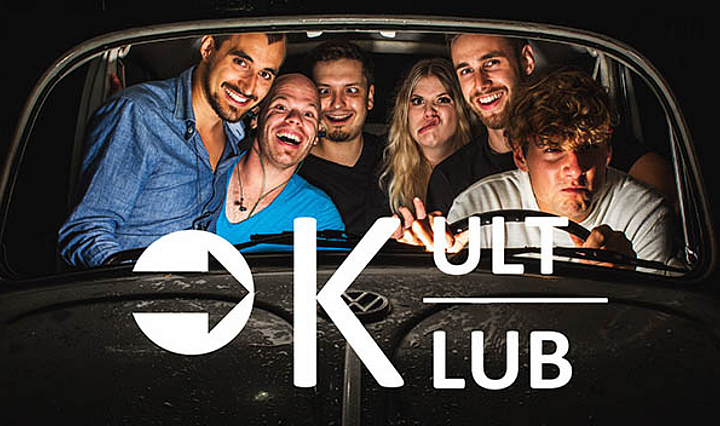 Die sechs Mitglieder der Band KultKlub in einem kleinen Oldtimer Auto bei Nacht