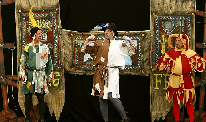 Kikeriki-Theater in Mittelalterlichen Kostümen auf der Bühne