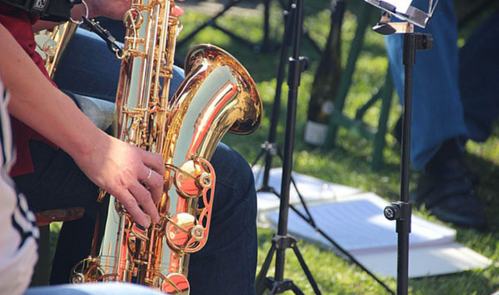 Nahaufnahme eines Saxophones im Park