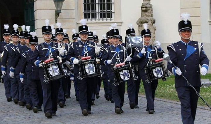 Marching Band der freiwilligen Feuerwehr Bachrain beim Spielmannszug durch Schloss Fasanerie Eichenzell