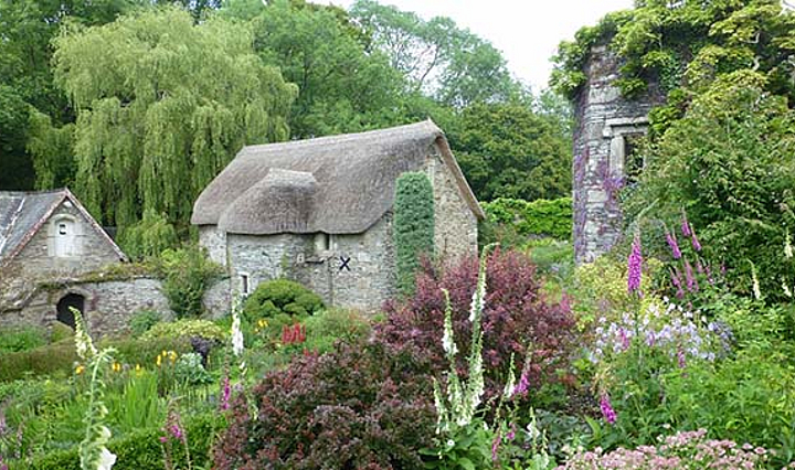 Englischer Garten mit Natursteingebäuden