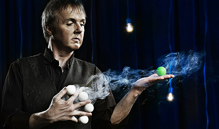 Stephan von Köller beim Zaubern mit Tischtennisbällen, rauch auf seinen Handflächen