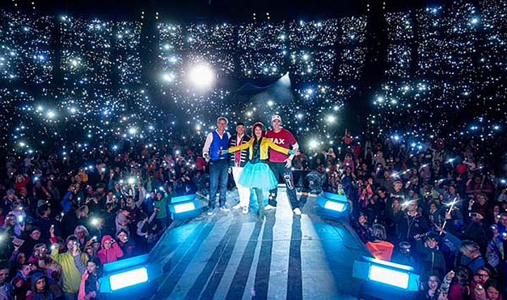 Band des Taschenlampenkonzert vor leuchtendem Stadion