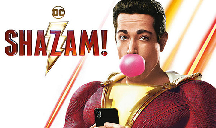 Superheld der eine Kaugummiblase aufpustet und ein Smartphone in der Hand hält