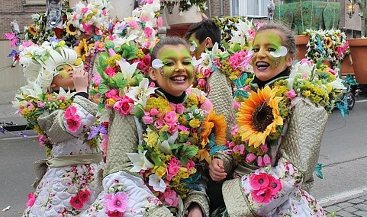 Mädchen verkleidet im Blumenkostüm