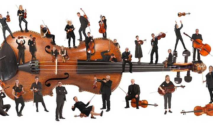 Montage aus einer großen Geige auf der viele Musiker uud Musikerinnen mit ihren Streichinstrumenten stehen und sitzen.