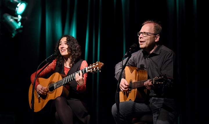Gitarrenduo Saite an Saite beim Musizieren: Bettina Schaaf und Stefan Jehn