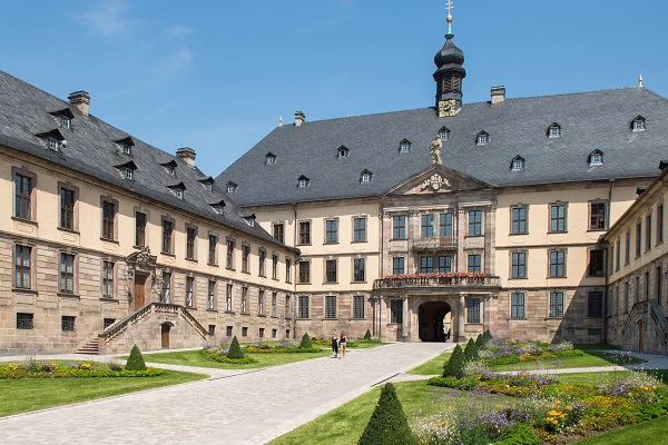 Blick auf das Stadtschloss Fulda von vorne mit bepflanzten Blumenbeeten