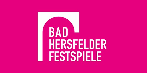 Logo der Bad Hersfelser Festspiele, weißer Torbogen und weiße Schrift auf magentafarbenem Grund