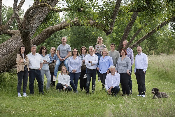 Das Team der Landesgartenschau als Gruppe in der Natur